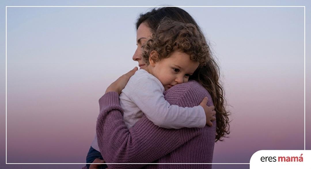 Mamá cargando a su bebé, comunidad de mamás sin vergüenza